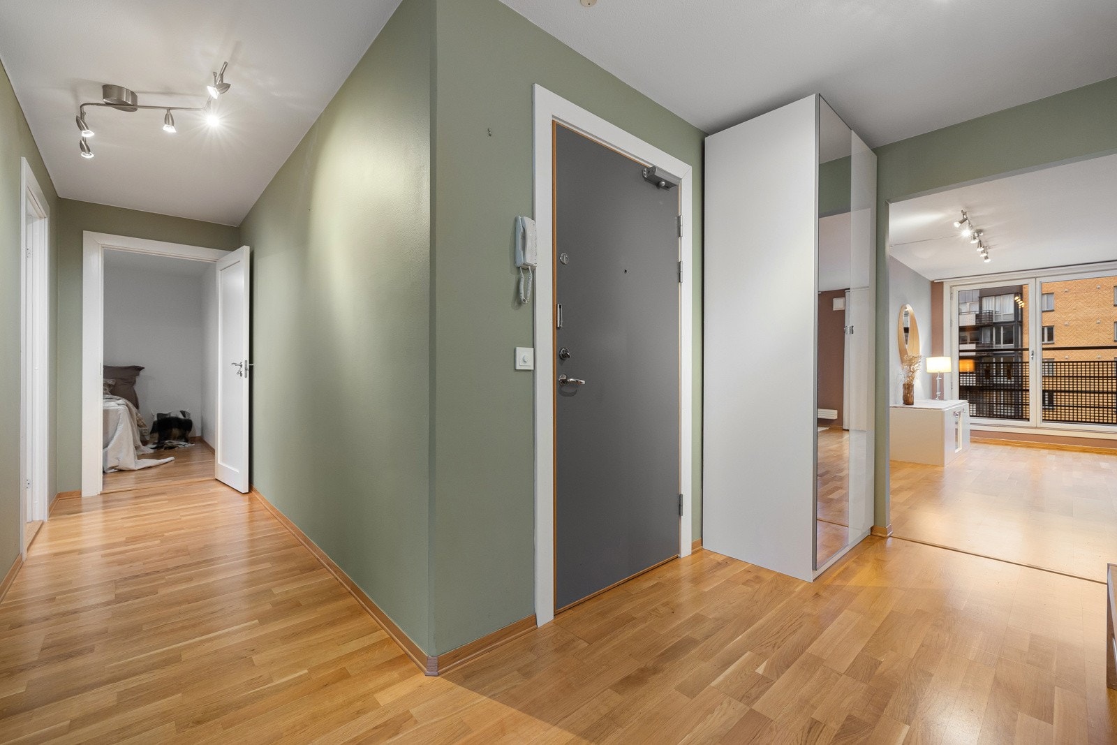 Velkommen inn! Her er det god plass til å henge av seg yttertøy og sko i garderobeskap. Galleribilde