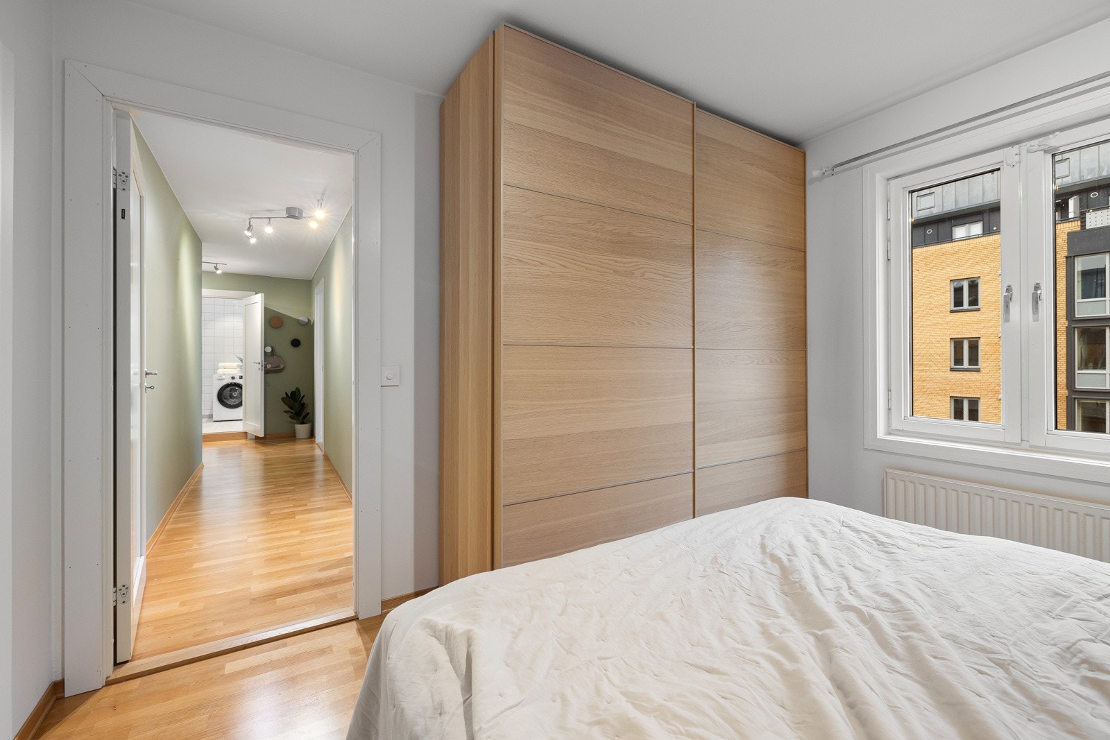 Godt med klesplass i medfølgende skyvedørsgarderobe. Galleribilde