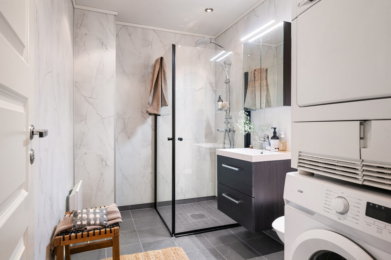 Pent, flislagt bad med downlights i himling Galleribilde