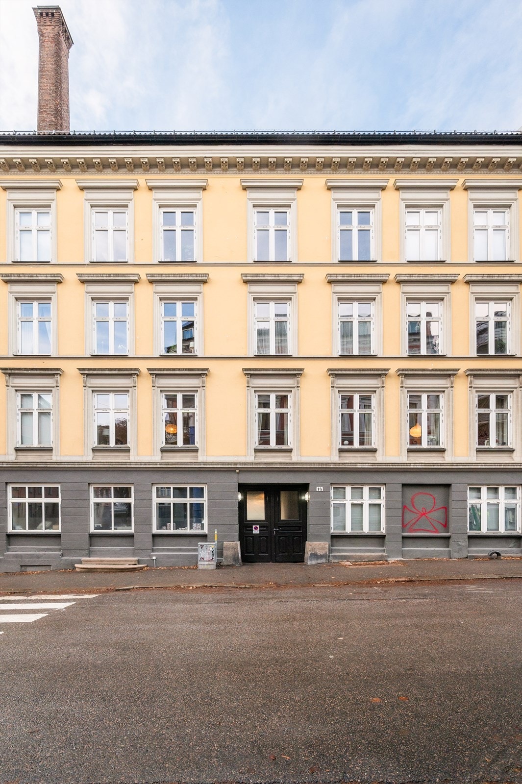 Bygården sett fra gaten Galleribilde