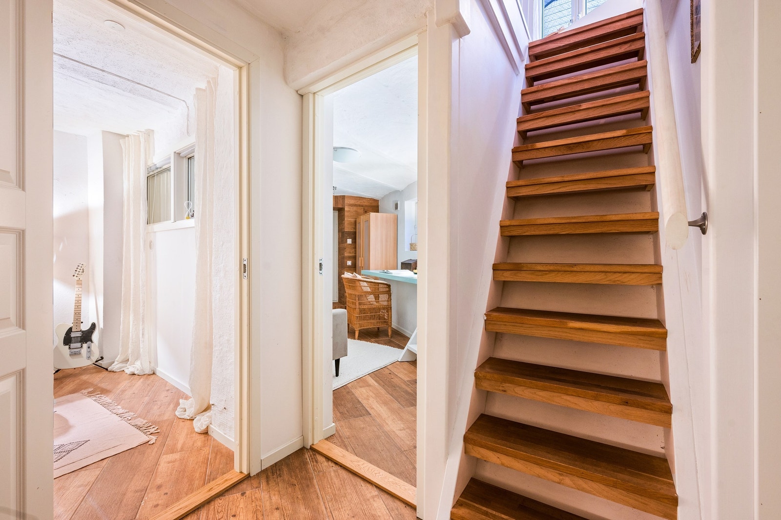 Fra stuen går trappen ned til underetasjen Galleribilde