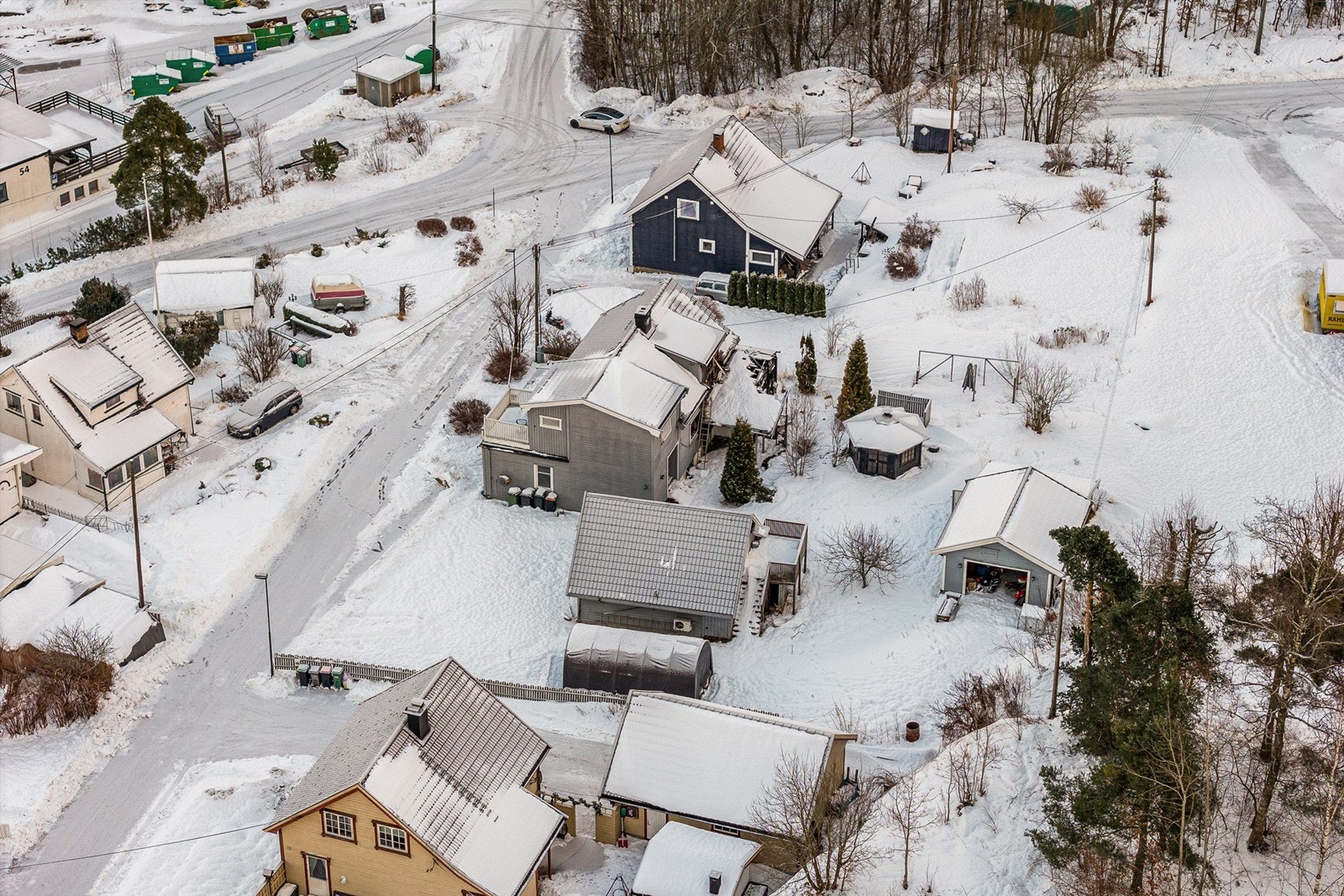 Eiendommen ligger høyt og fritt med usjenert hage, gode solforhold og stor gårdsplass. Galleribilde