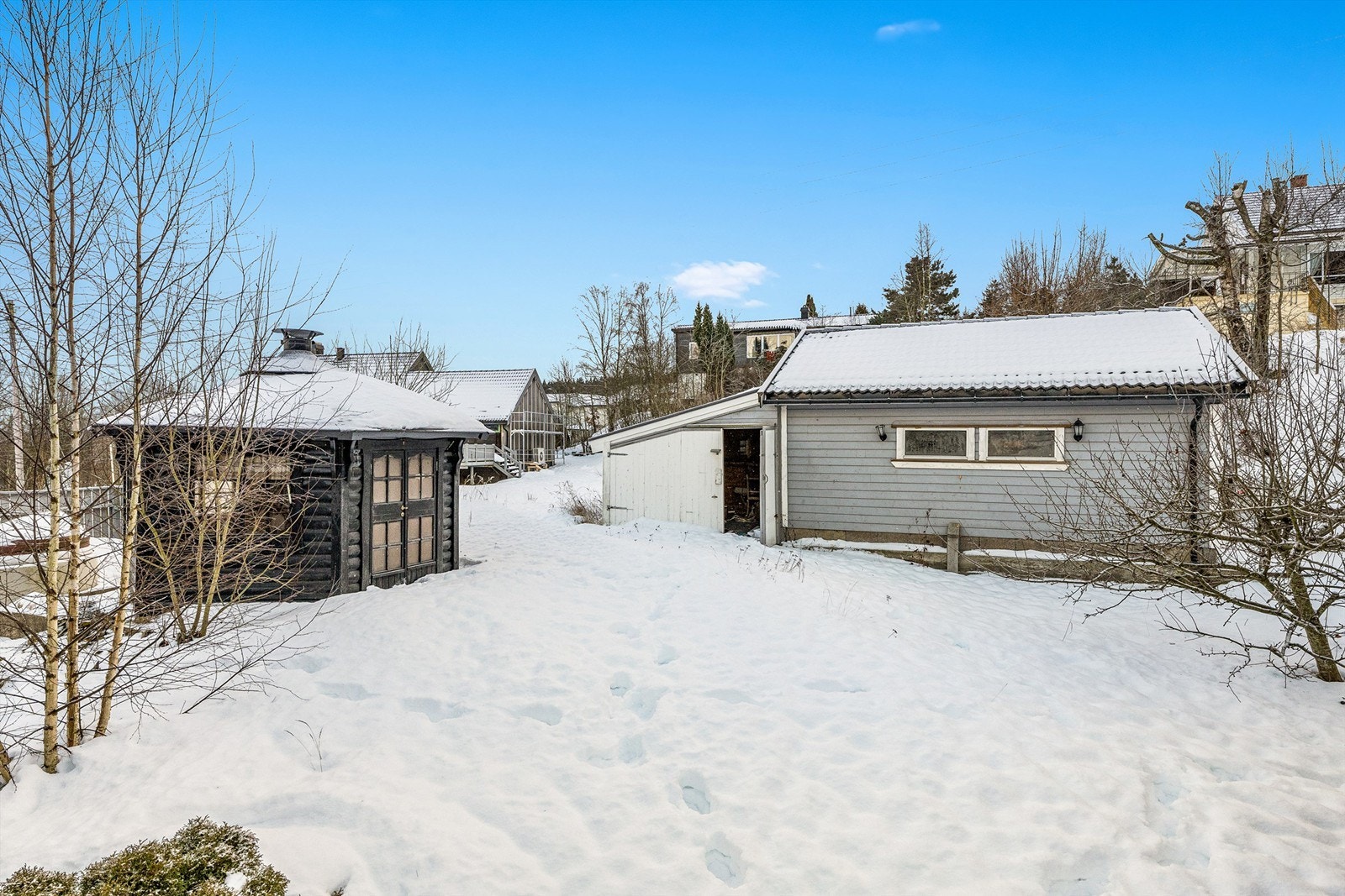 Grillhytta og garasje med bod. Galleribilde