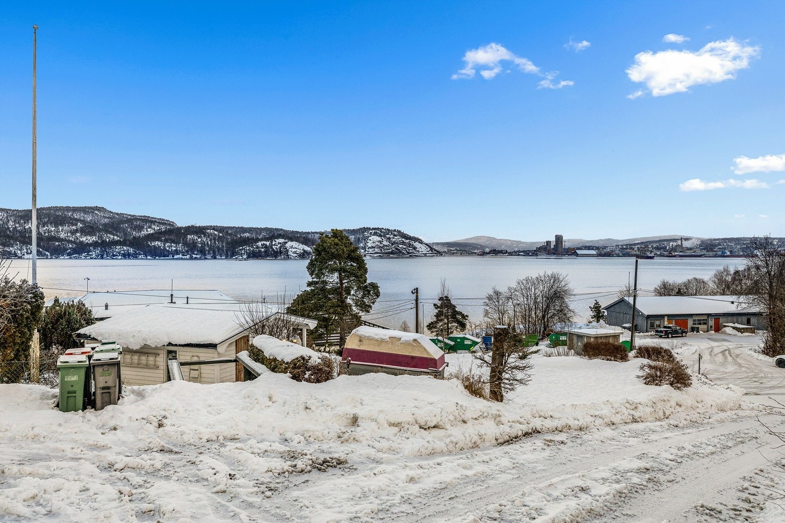 Fin utsikt fra eiendommen utover Frierfjorden. Galleribilde