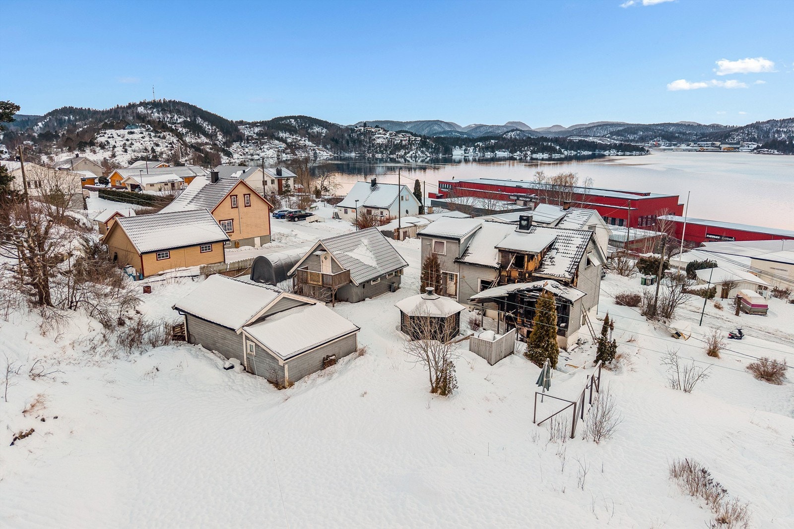 Omfattende skader på husets sydvegg. Galleribilde