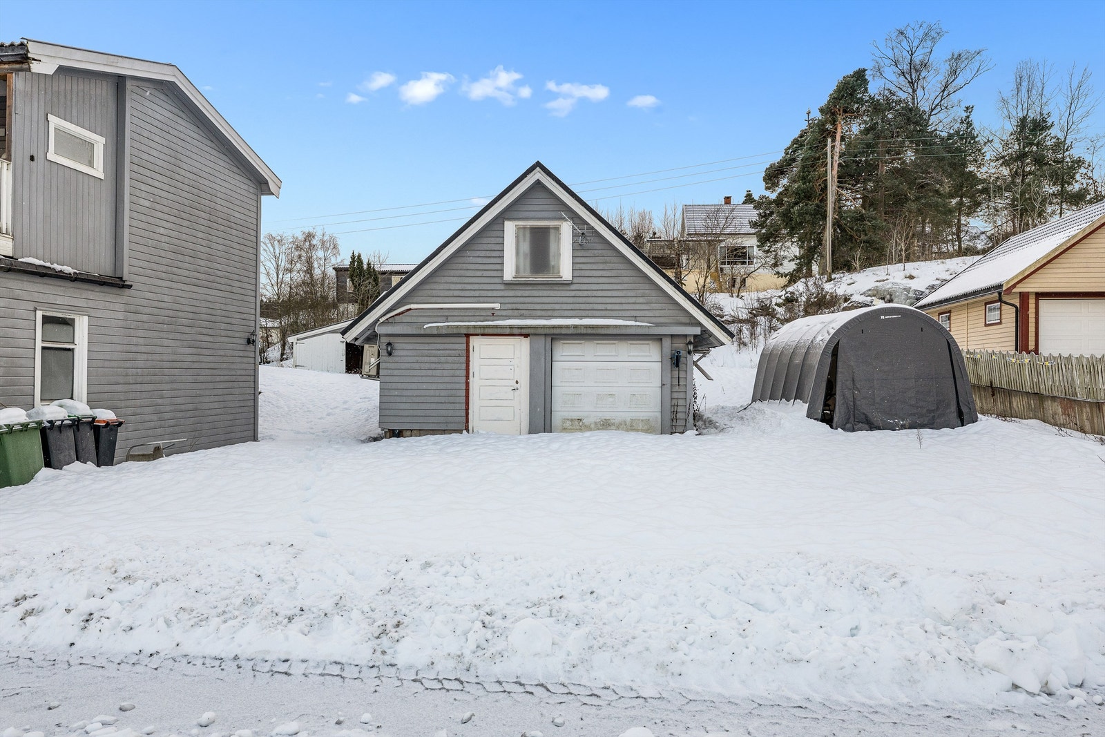 Romslig garasje som opprinnelig var ment å ha 2 garasjeporter. Galleribilde