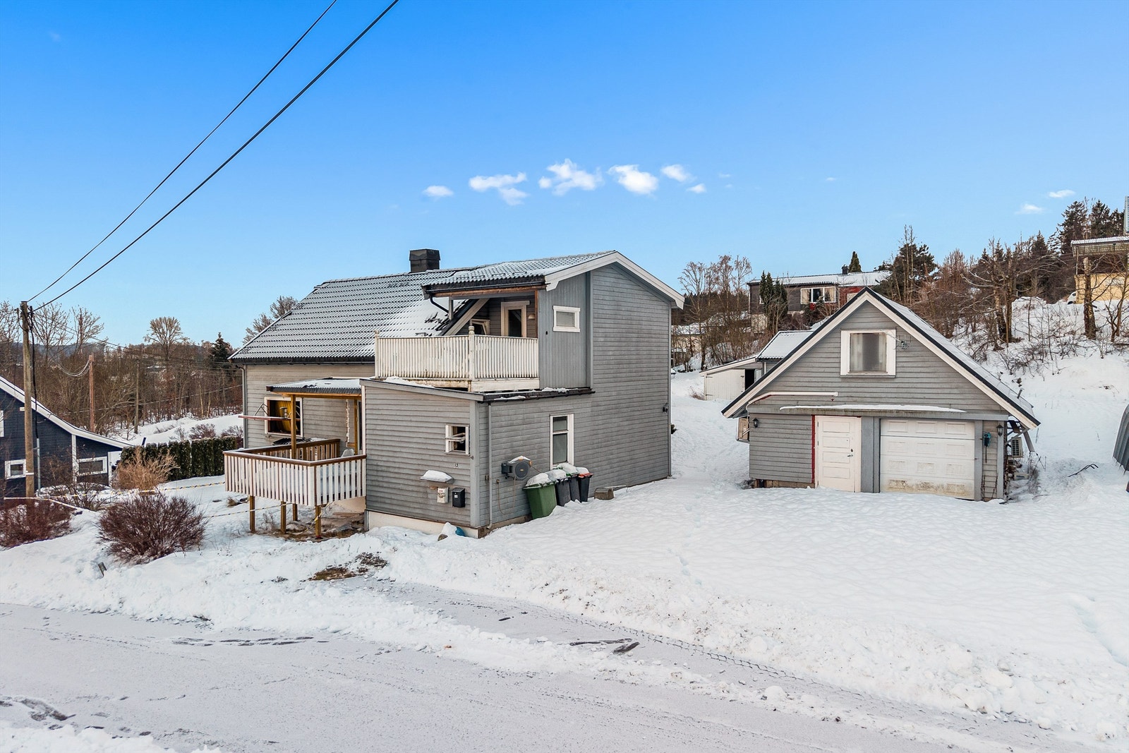 Fasade mot nord og vest. Foran garasjen er det stor gårdsplass. Galleribilde