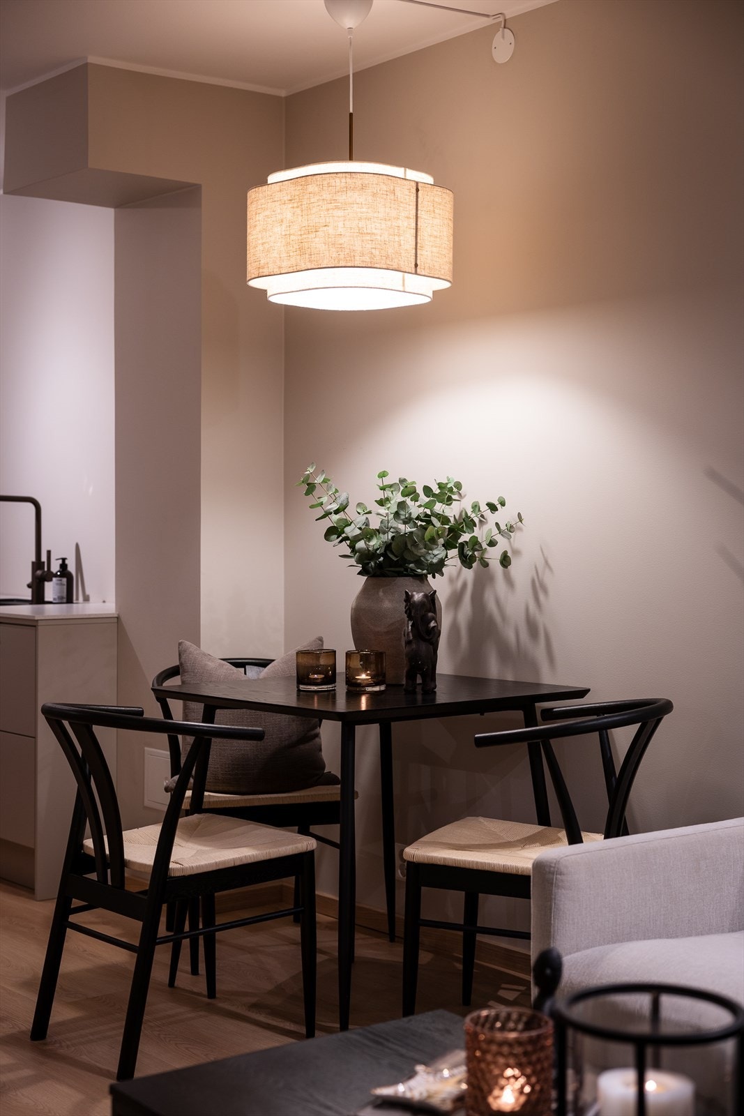 Det er god plass til et større spisebord, hvor hele familien kan samles til et godt måltid! Galleribilde