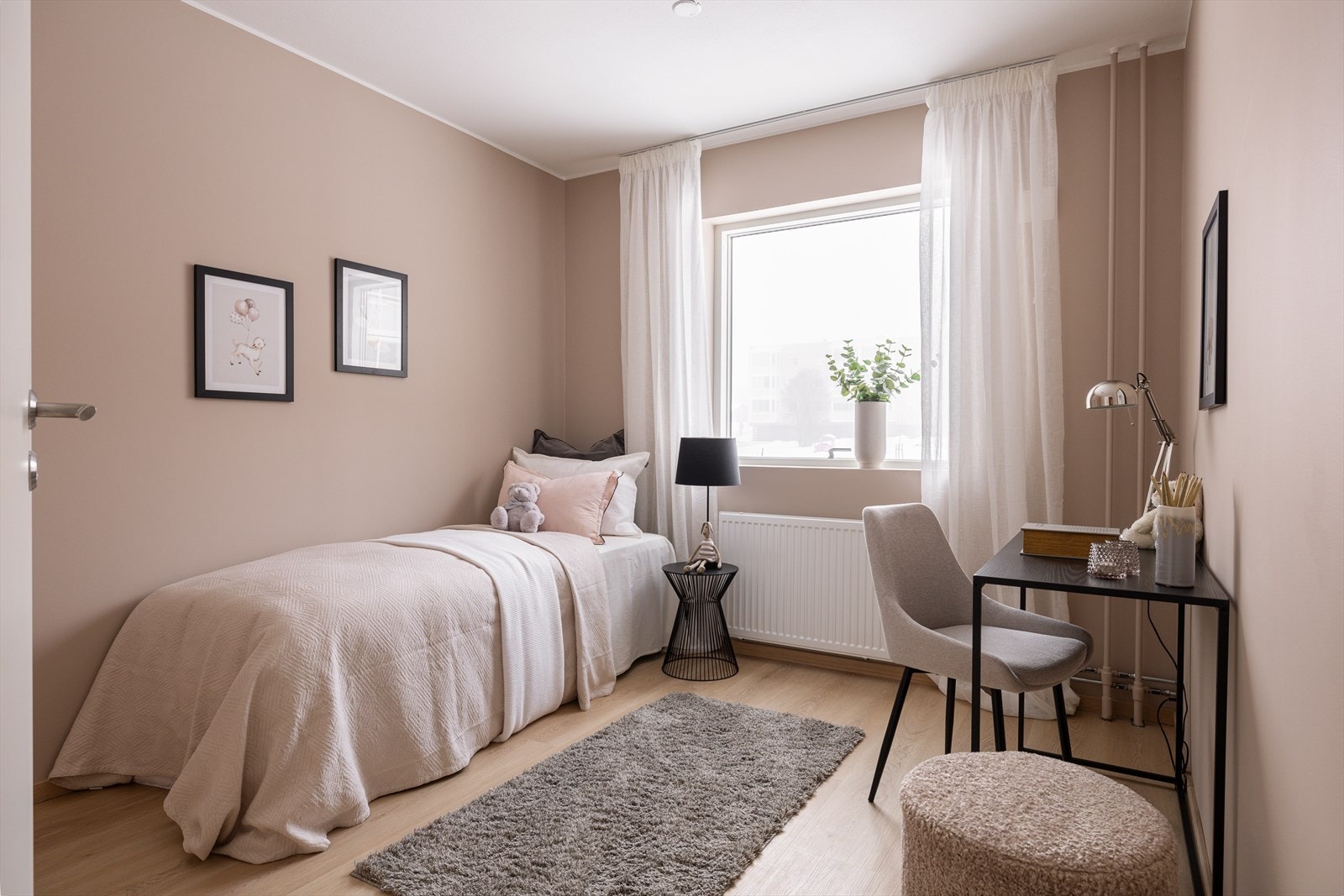 Soverom 2 er også av god størrelse. Rommet vil fungere helt ypperlig som barnerom, og er malt i en dus og behagelig rosa/beige-tone. Galleribilde
