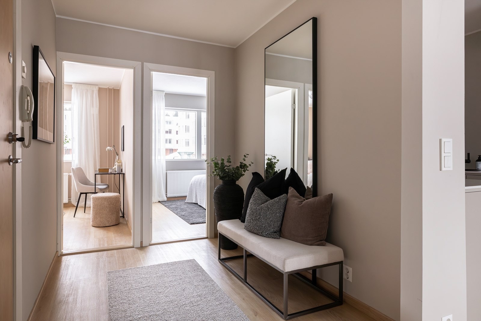 En pen entré med beige vegger og lyst og lekkert vinylgulv. Her er det fin plass til en benk og knaggrekker, og mulighet for å sette inn en skyvedørsgarderobe Galleribilde