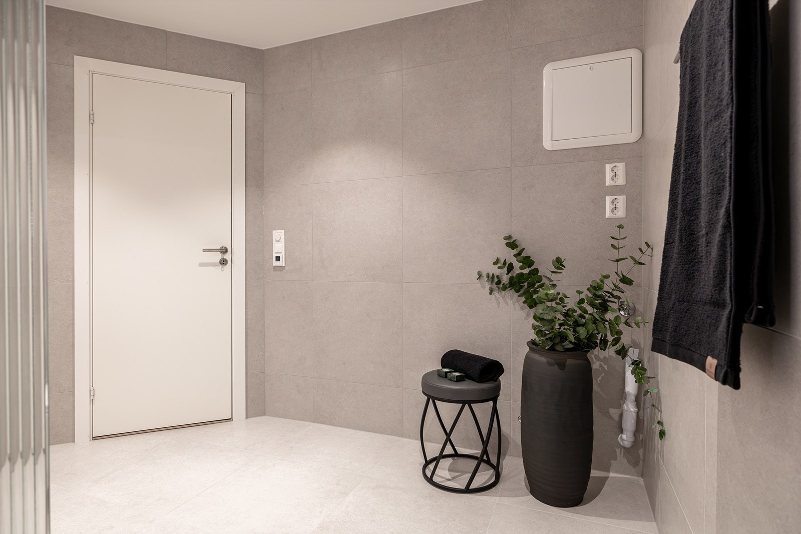 Badet er veldig romslig, og er her det god plass til vaskemaskin, tørketrommel og høyskap. Galleribilde