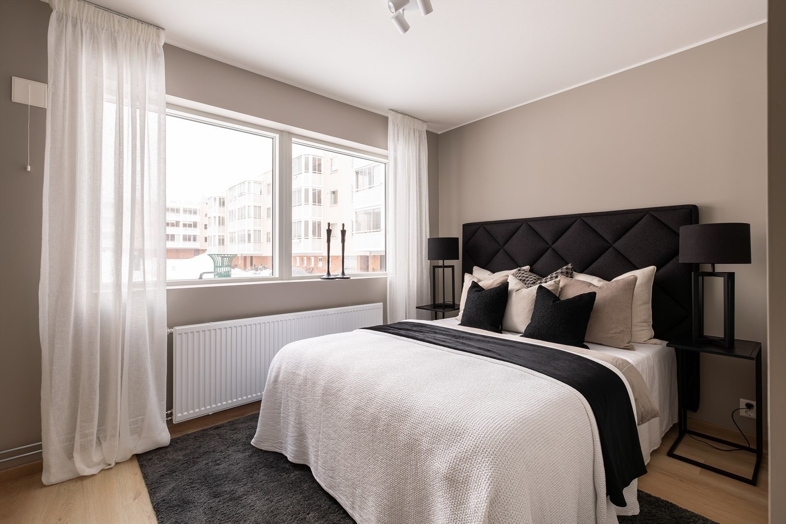 Hovedsoverommet har to store vinduer som gir rommet rikelig med lys! Galleribilde