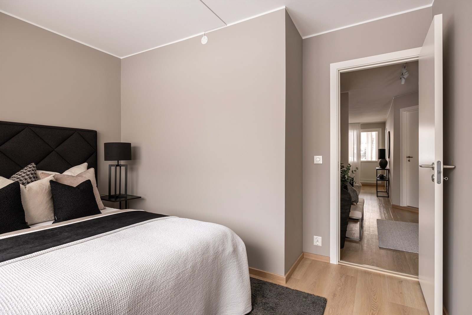 Romslig hovedsoverom med plass til garderobeskap. Galleribilde