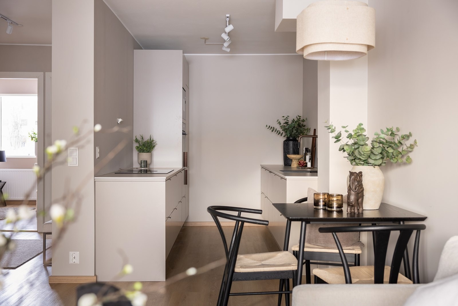 Leiligheten er totaloppusset i år og fremstår med tidsmessige farge- og materialvalg. Galleribilde