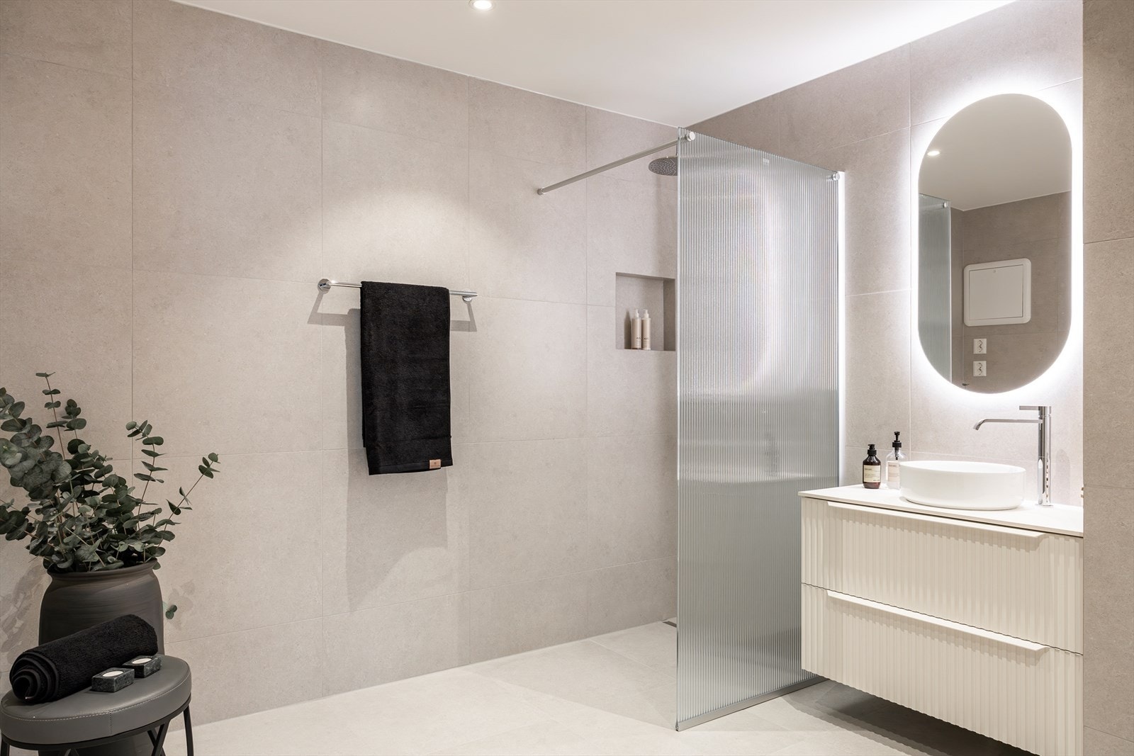 Badet er renovert av nåværende eier som er rørlegger. Borettslaget er i gang med rørfornying, dette vil ikke påvirke dagens bad. Galleribilde