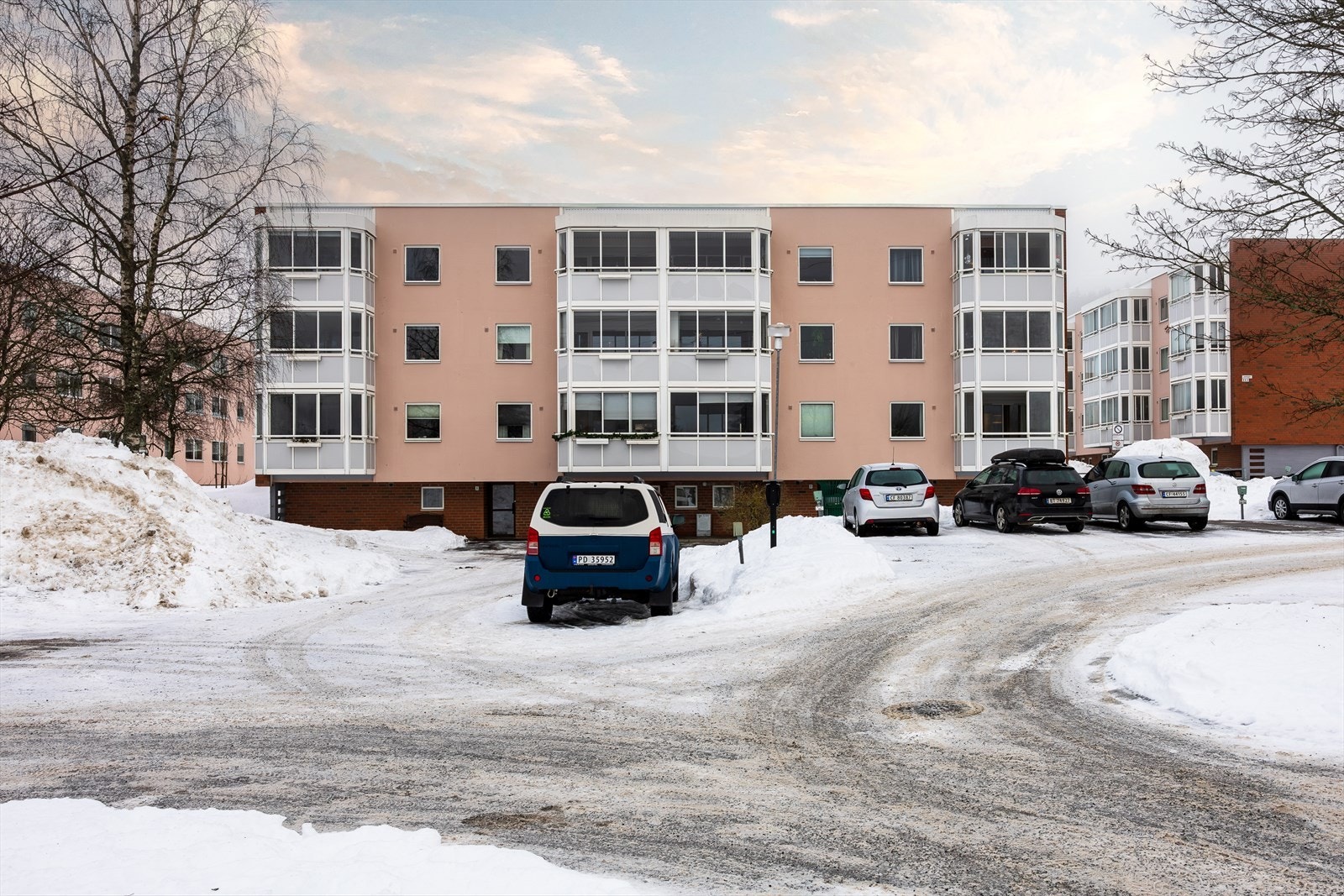 Det medfølger en parkeringsplass og det er mulig for kjøper å sette opp elbil-lader på parkeringsplassen. Galleribilde