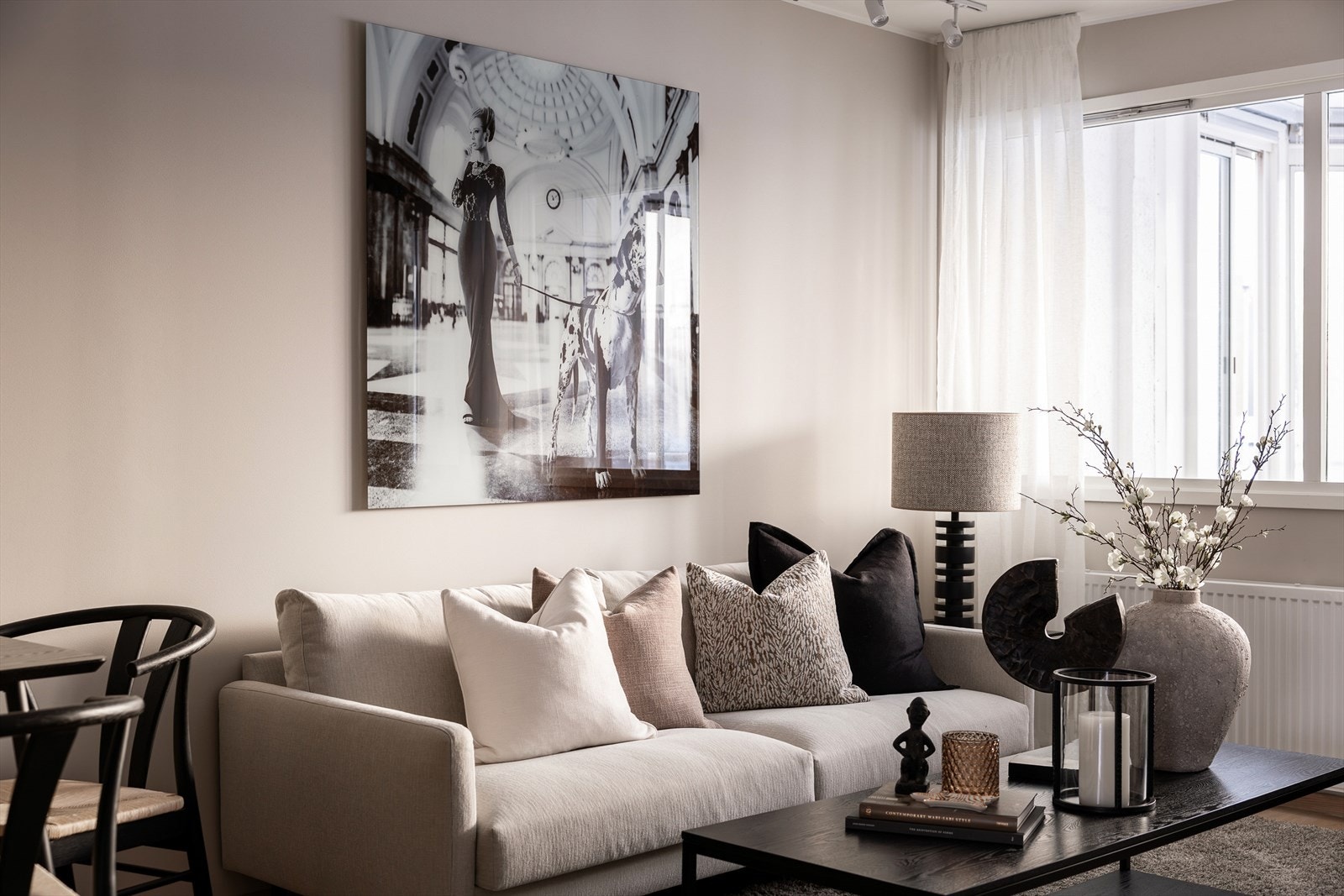 Stuen har store vinduer med gode lysforhold Galleribilde