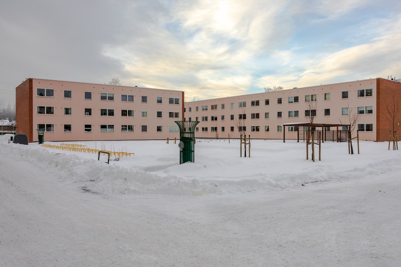 Løvenstad borettslag - I 2024 opprettet de et samdyrkelag i borettslaget, og anla hage for samdyrking med fridyrking, plantekasser og pergola. Anlegget utvides i år med drivhus, skigard og utekjøkken. Det er gratis å melde seg inn i samdyrkelaget. Galleribilde