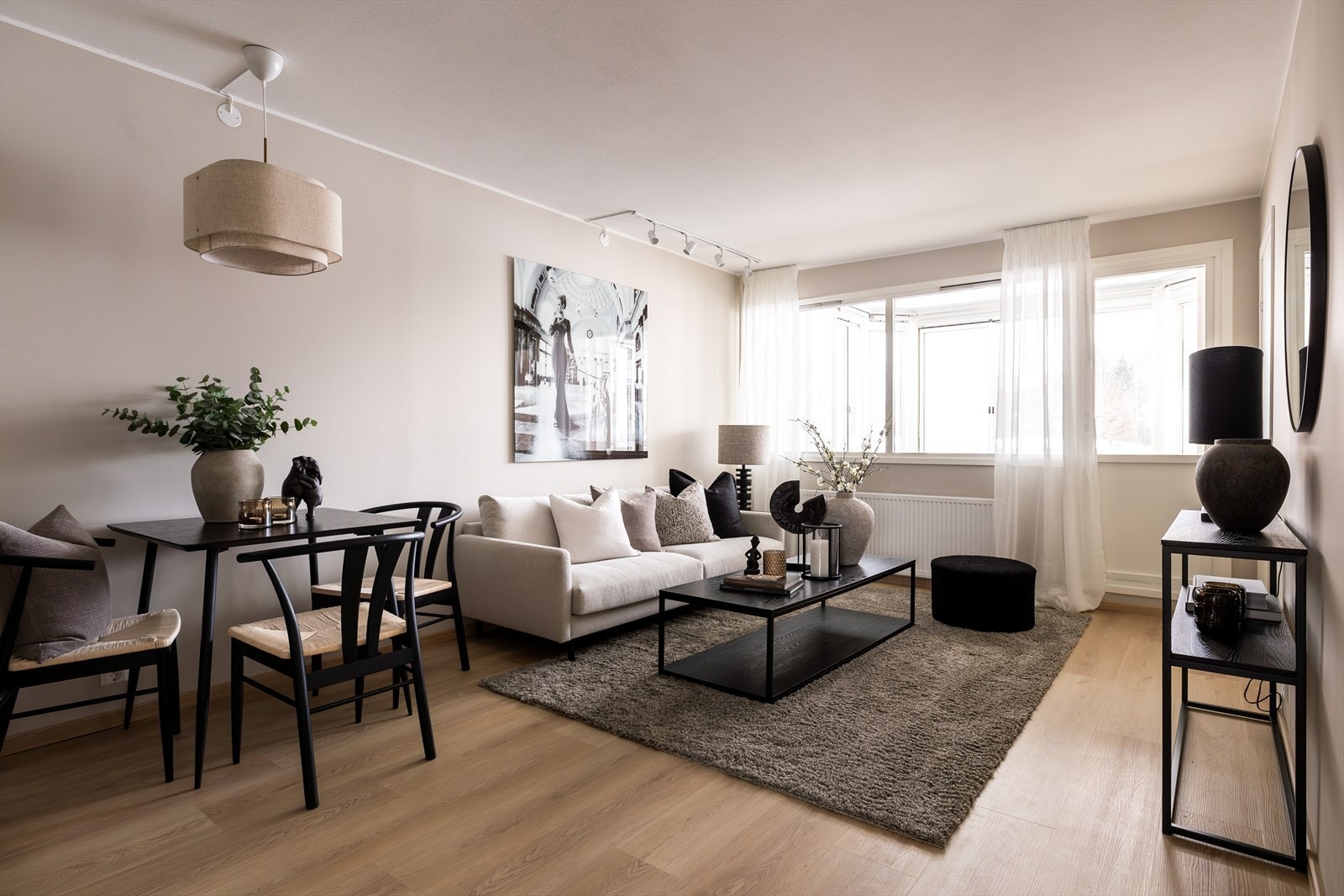 Leiligheten er totaloppusset de siste månedene i tidsriktige farger og moderne materiale. Galleribilde