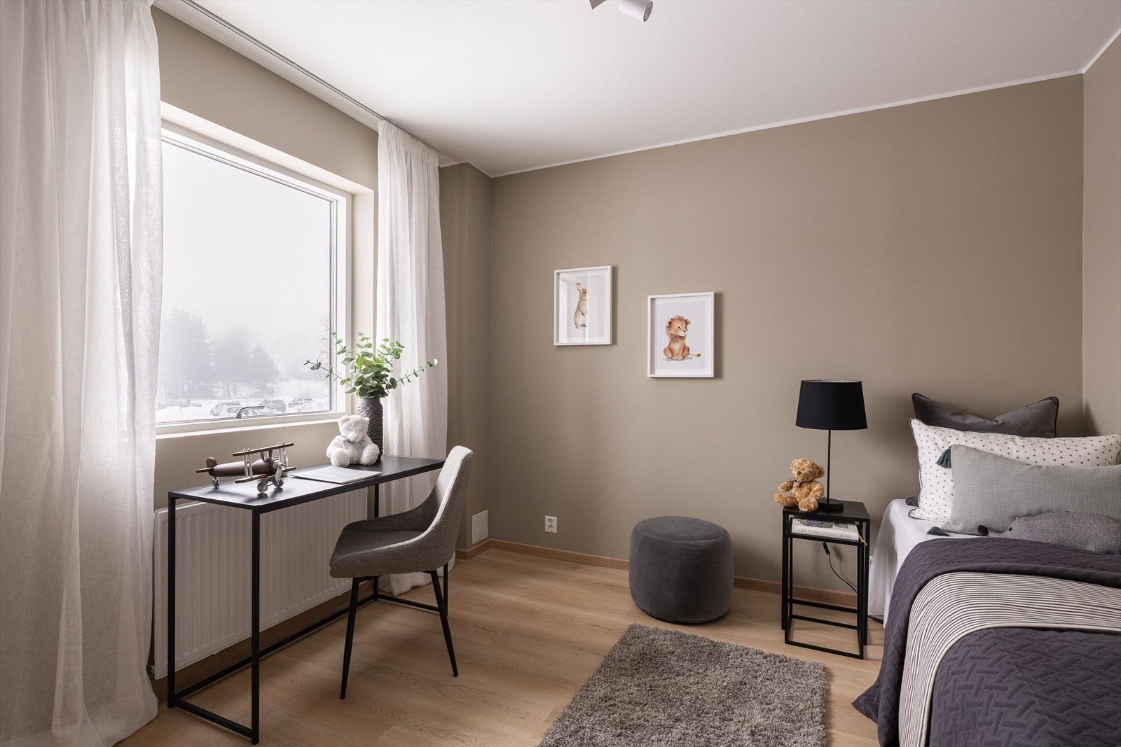 Soverom 3 fungerer også som barnerom eller gjesterom. Dette rommet er likhet med de andre soverommene romslig, og har god plass til både seng og garderobe. Galleribilde