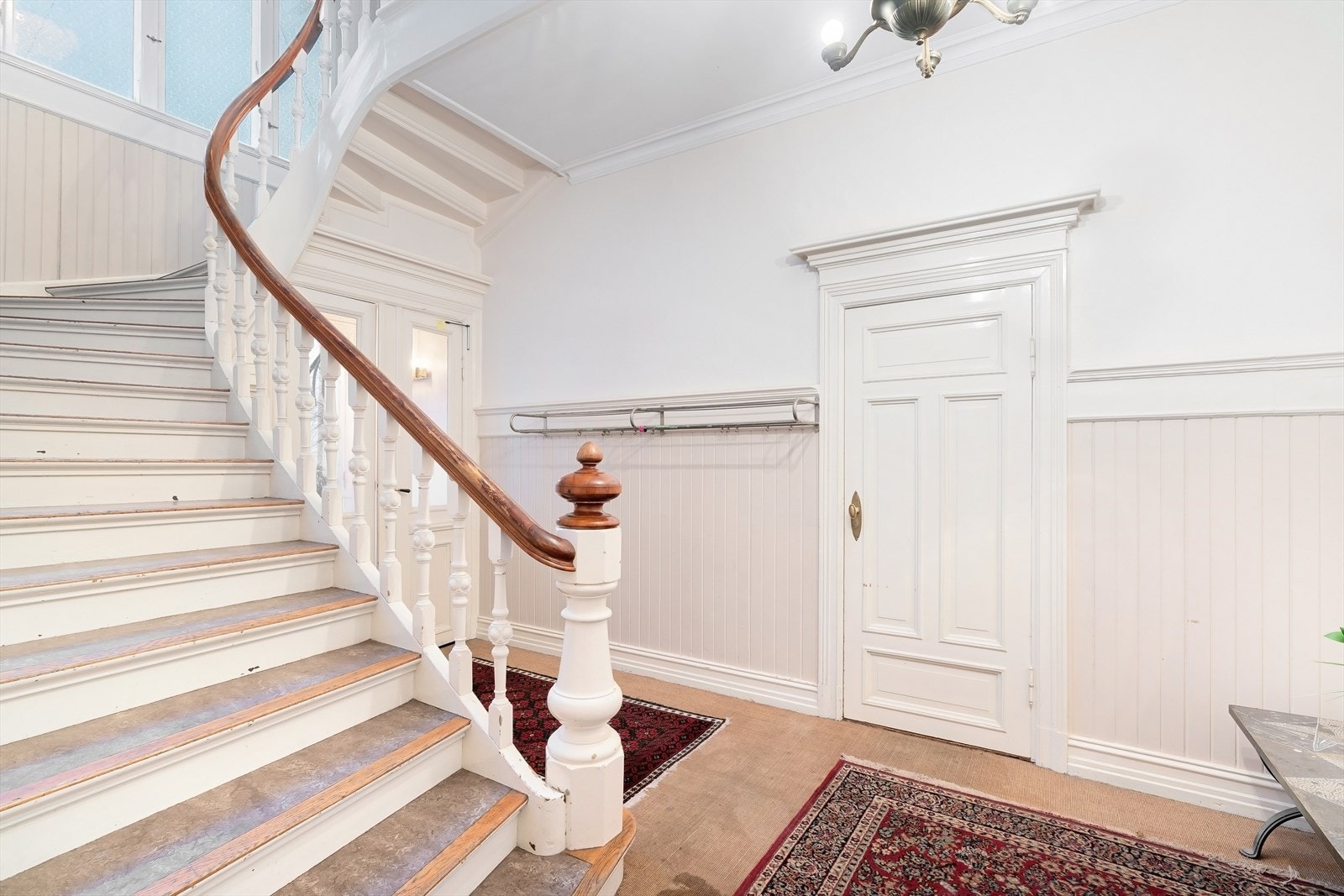 Flott, bredt trappeløp til 2.etg. Galleribilde