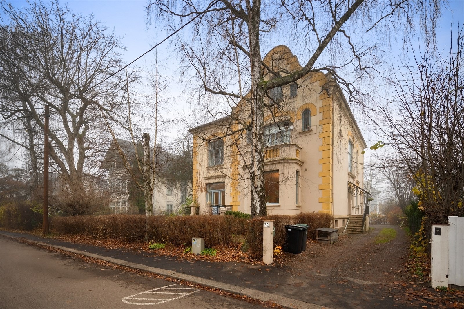 Flott, stor byvilla i øvre del av Nordraaks gate - parkering på egen tomt - renovering/oppussing- stille gate Galleribilde