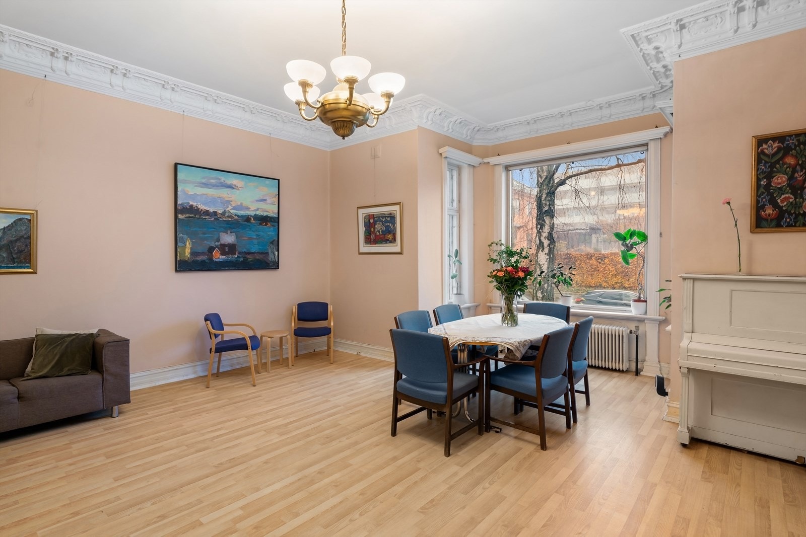 Stuer på rad - meget god takhøyde - vakre bygningsmessige detaljer Galleribilde