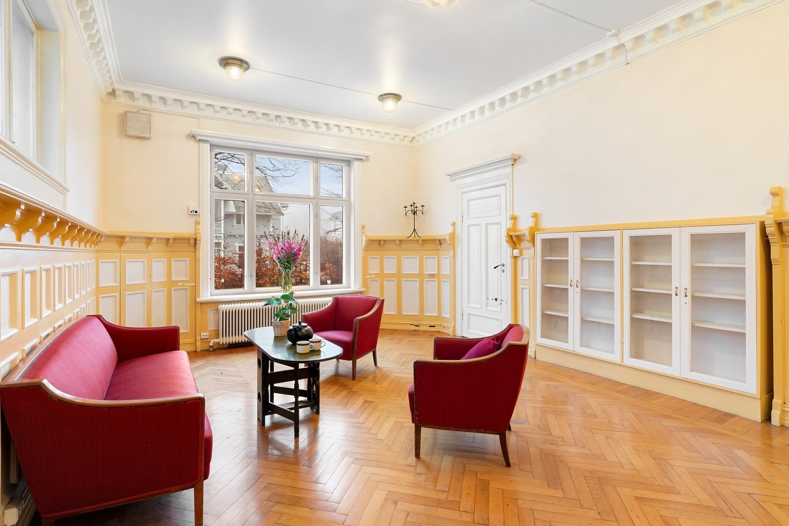 Stue 3 ev. spisestue med fine originale detaljer og blyglassvindu Galleribilde