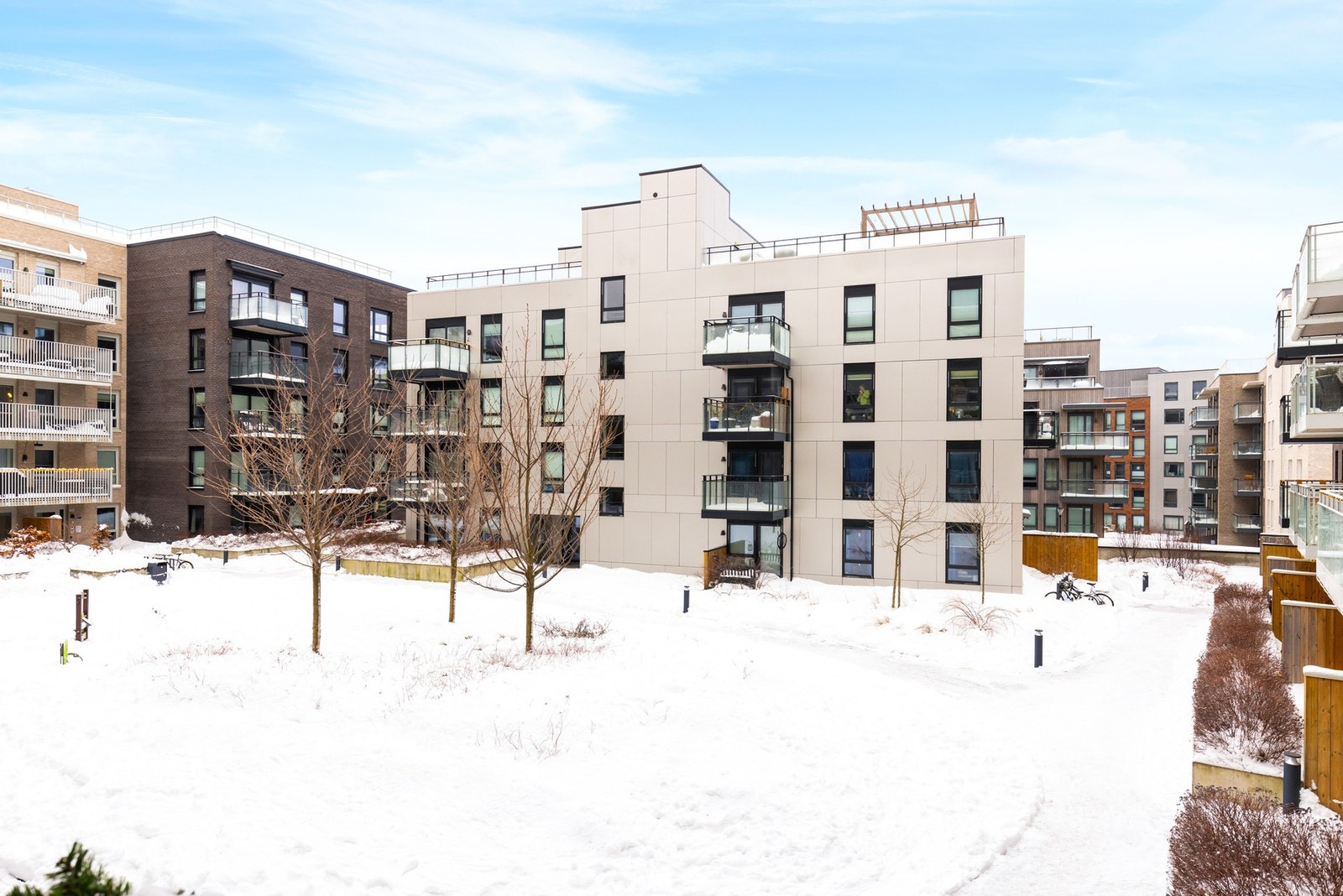 Fra leiligheten er det hyggelig utsyn over borettslaget sitt fellesområde opparbeidet med bl.a plen og prydbusker. Galleribilde