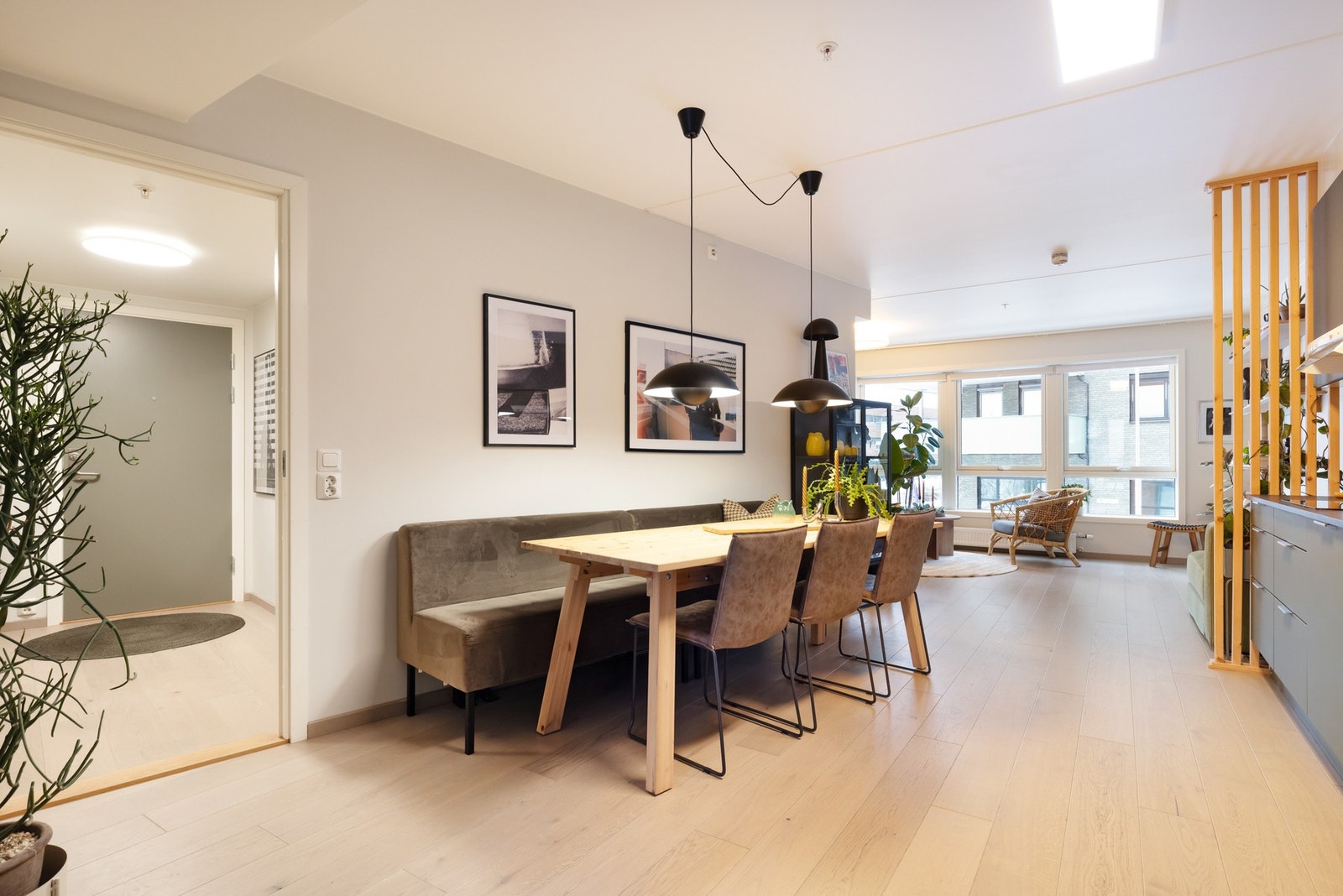 Ved kjøkkenet har du plass til et langt spisebord hvor du kan samle venner og familie til hyggelige lag. Galleribilde