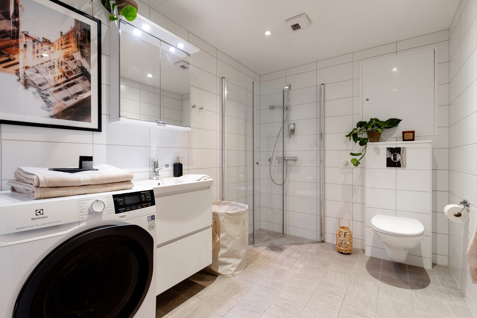 Lyst og delikat baderom fra 2019. Badet er flislagt og har varme i gulv. Galleribilde