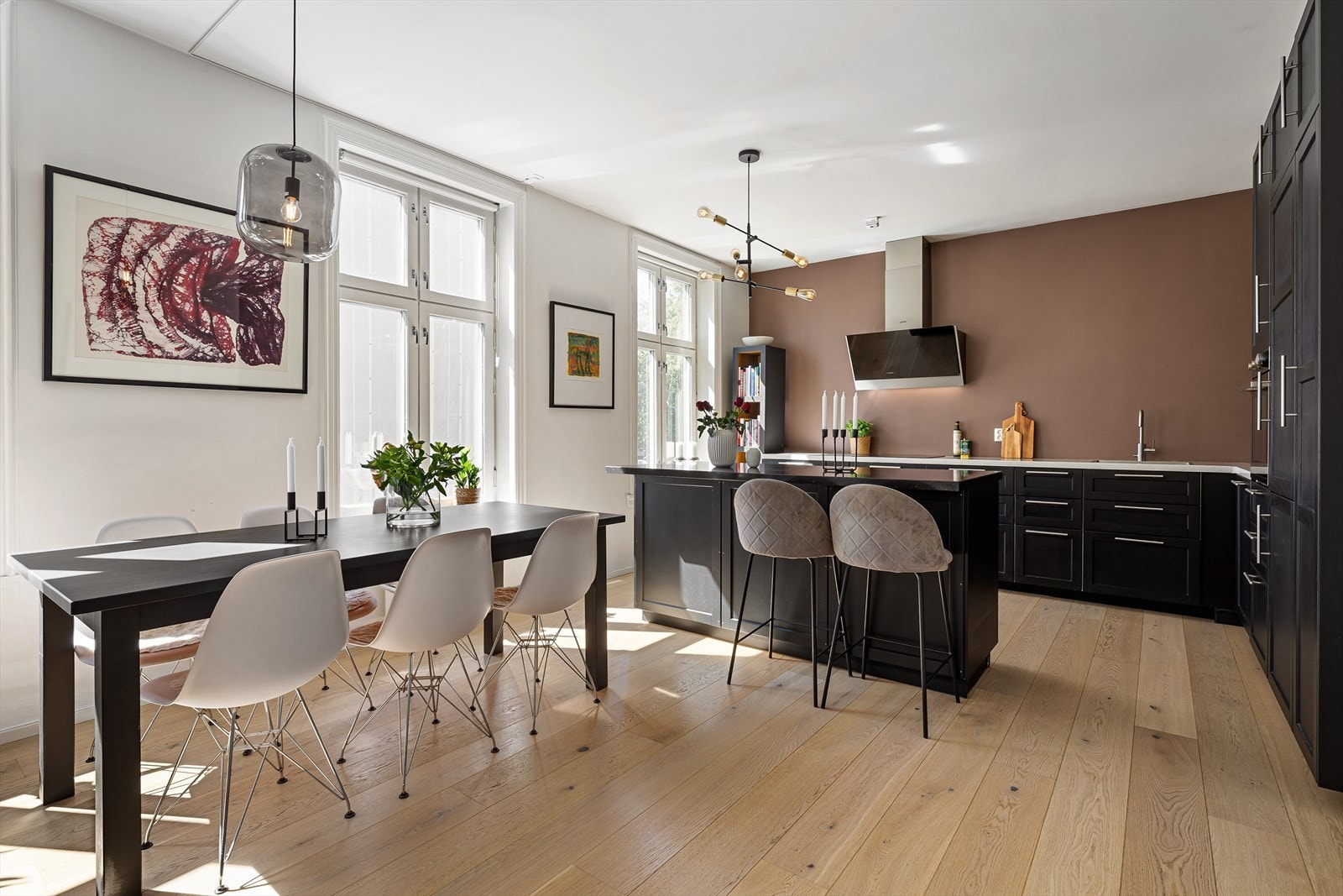 Det er godt med plass i stuen/kjøkkenet slik at du får plass til et stort spisebord. Her kan du invitere gjester til en bedre middag. Galleribilde