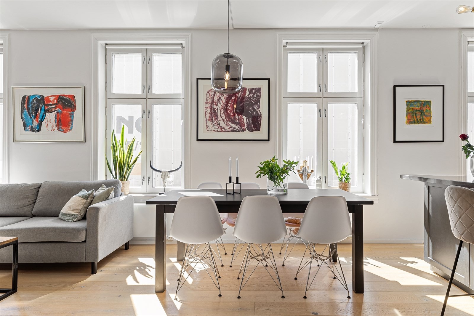 Med de store vindusflatene og den gode takhøyden får du en god romfølelse. Galleribilde