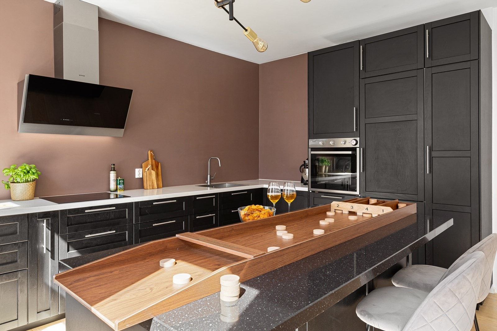 På kjøkkenet er det også en praktfull og praktisk kjøkkenøy. Galleribilde