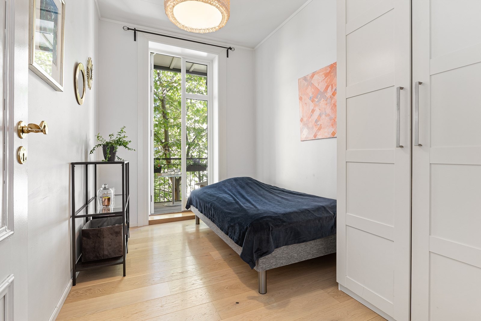 Soverom II er også av god størrelse. Her er det god plass til seng, garderobeskap og tilhørende møblement. Galleribilde