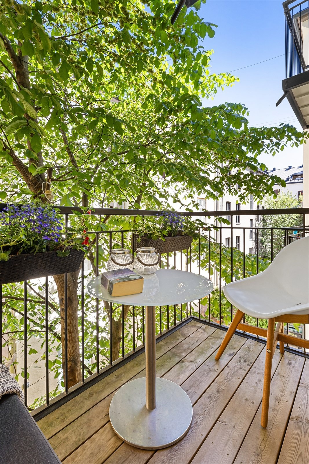 Her kan du nyte en god kopp kaffe på morgenen mens du nyter morgensolen. Galleribilde