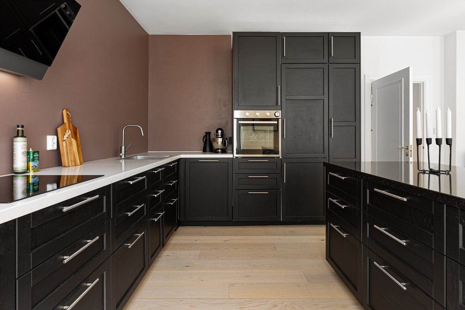 Kjøkkenet er fra 2019 med en lekker og moderne innredning fra IKEA. Benkeplaten er i kvarts og tilbyr store og gode arbeidsflater. Galleribilde