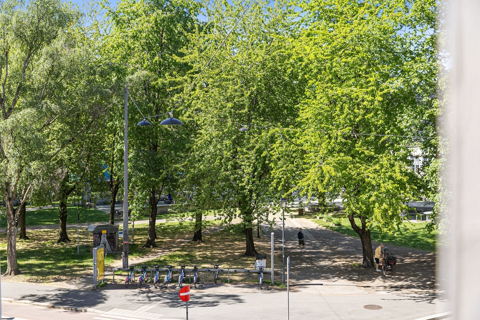 Utsikt fra leilighetens stue. Kort vei til offentlig kommunikasjon og alt det beste "Løkka" har å by på. Galleribilde