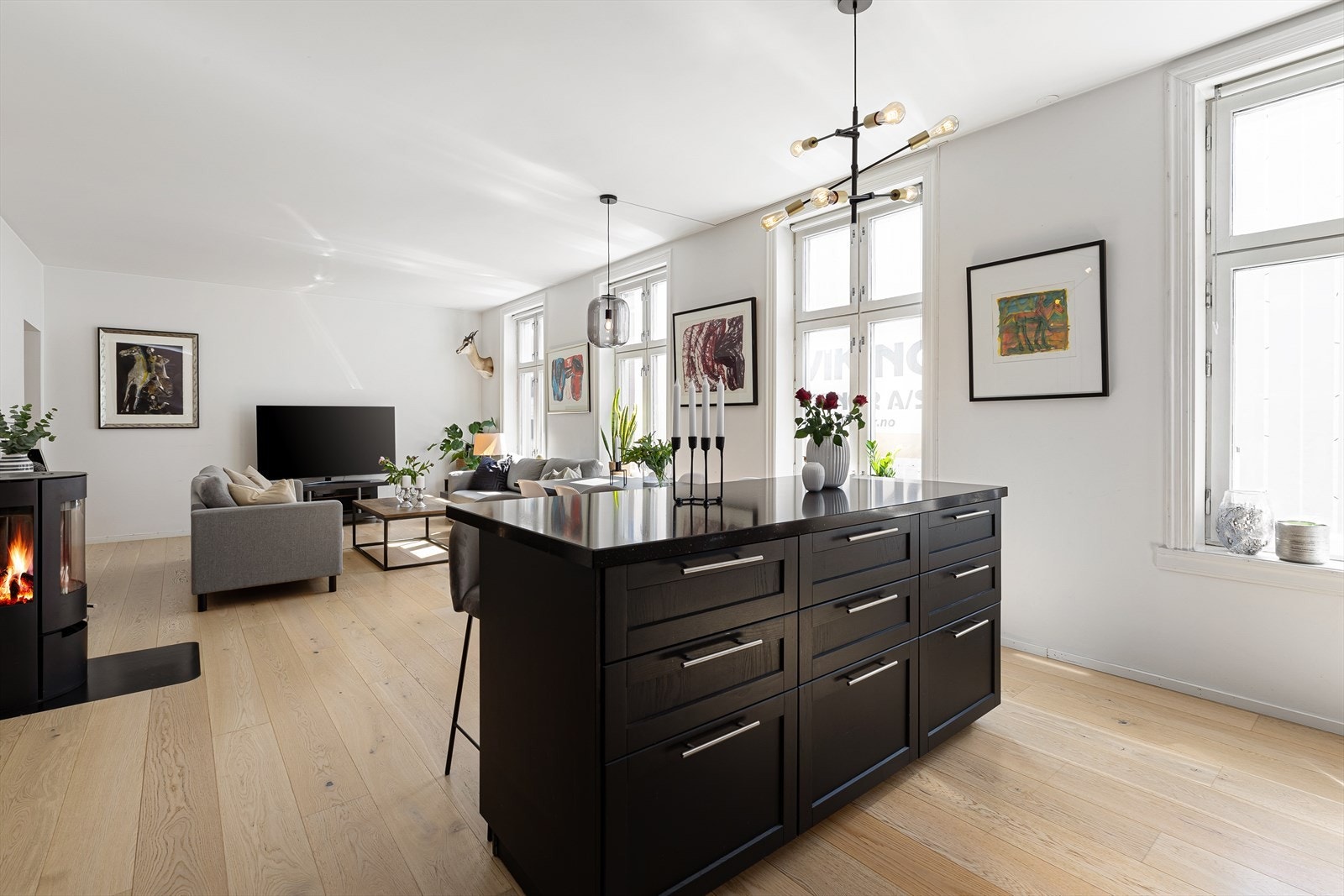 Rathkes gate 1C er en 4-roms beliggende i byggets 3. etasje. Leiligheten inneholder stue, kjøkken, tre soverom, balkong, bad og entré. Galleribilde