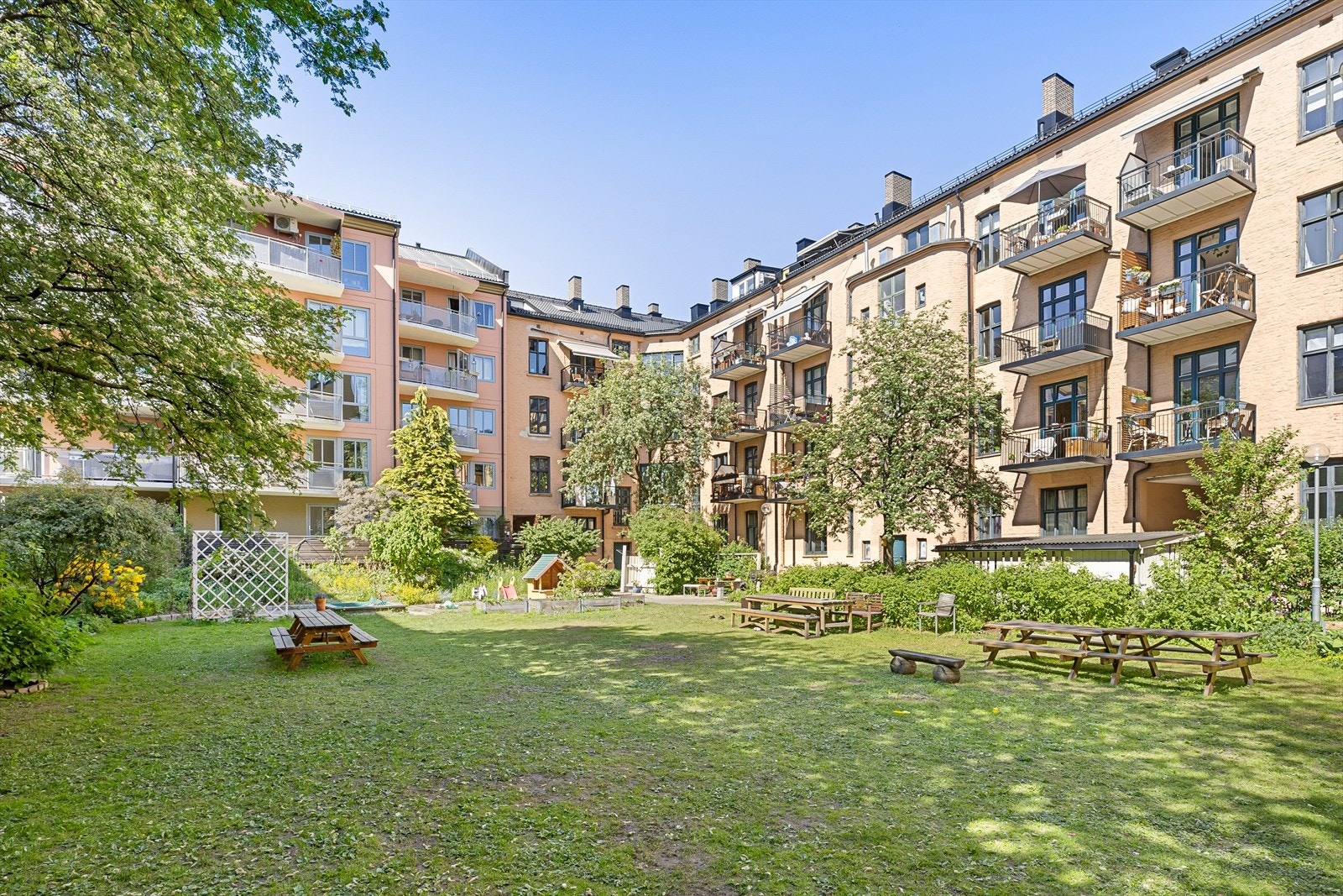 Bakgården er pent opparbeidet. Her kan du grille og kose deg med familien. Galleribilde