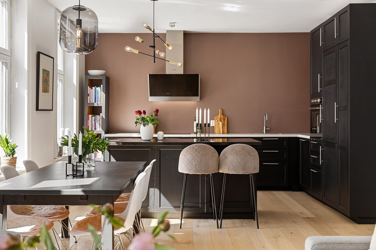 Her ligger alt tilrette for å lage en delikat middag til familie og venner. Galleribilde