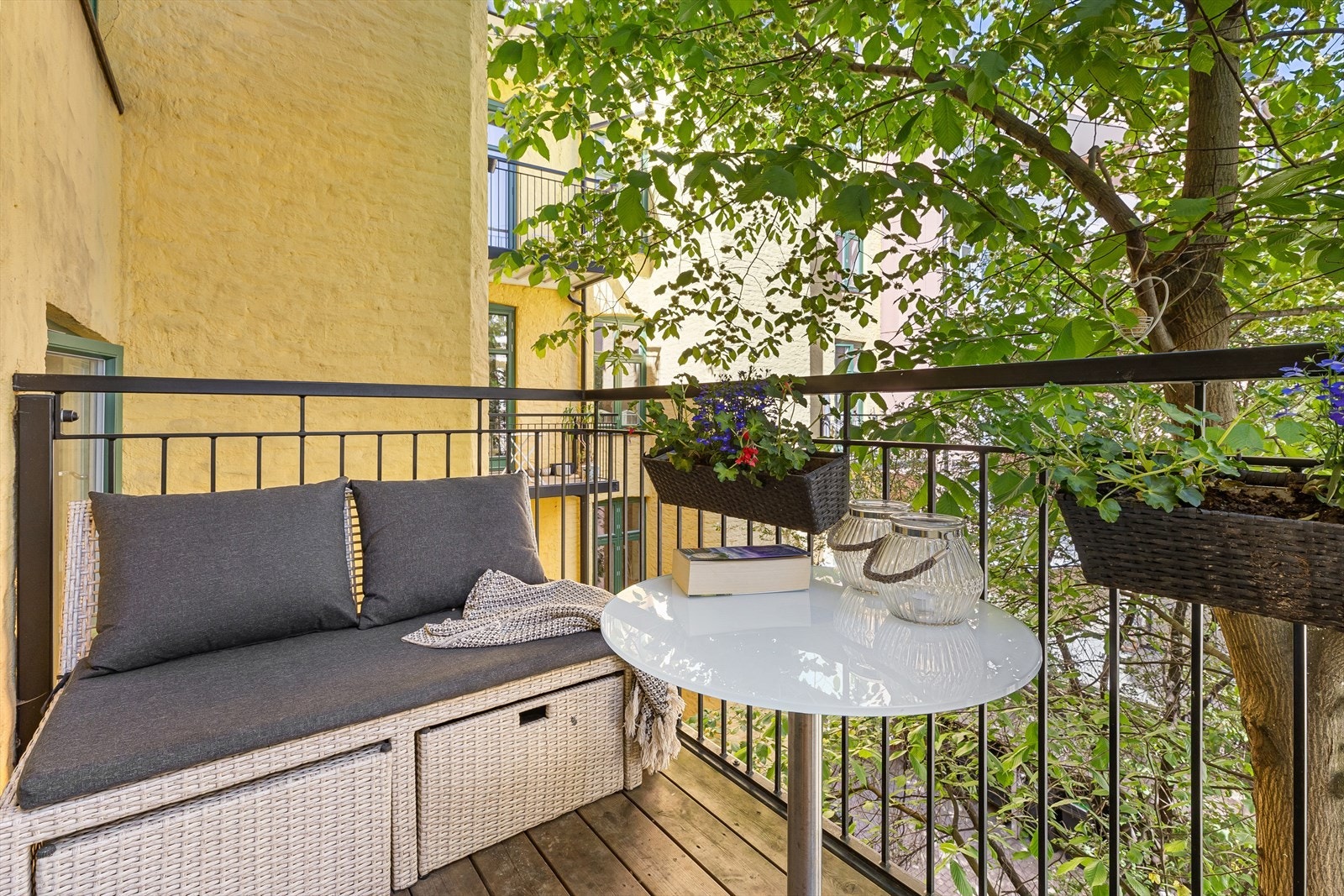 Balkongen vender inn mot rolig og koselig bakgård. Galleribilde