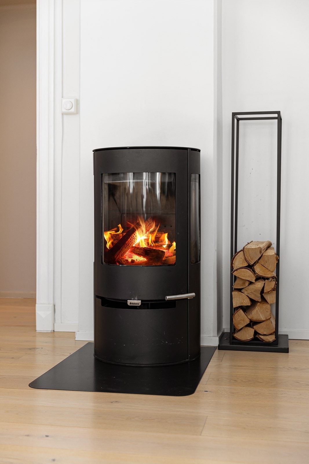 Det er også en hyggelig peis som du kan nyte godt av på kalde vinterdager. Galleribilde