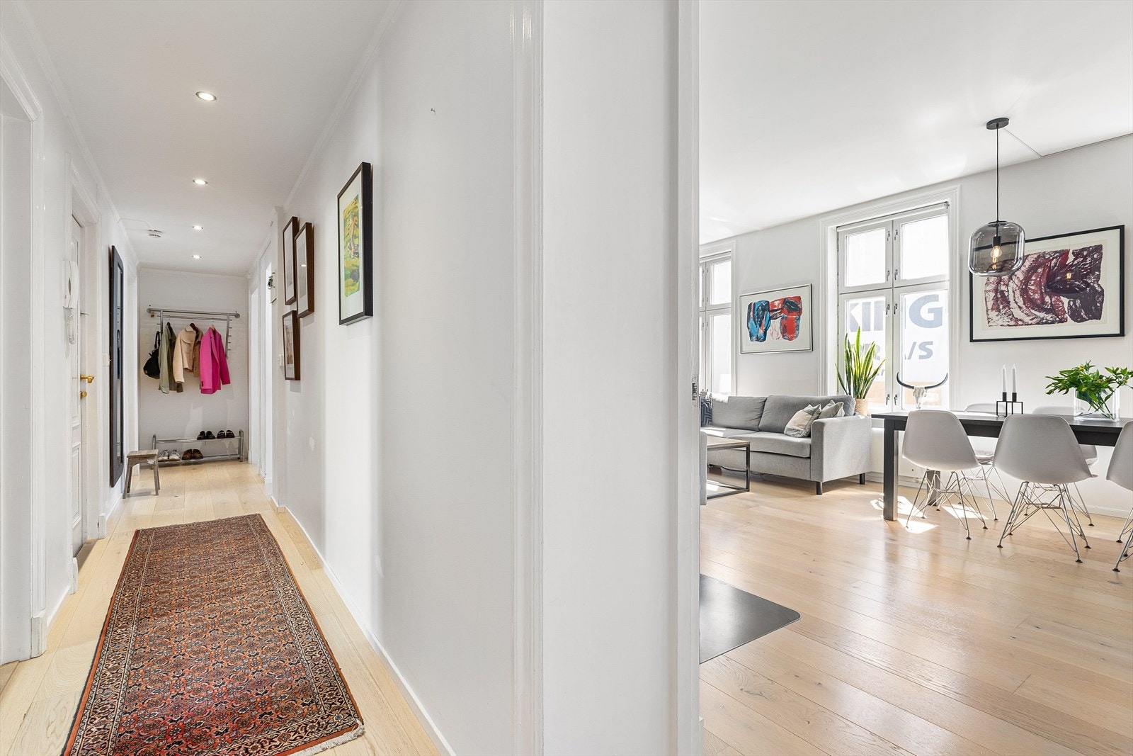 Fra felles trapperom tar du deg inn i boligens lyse entrè. Galleribilde