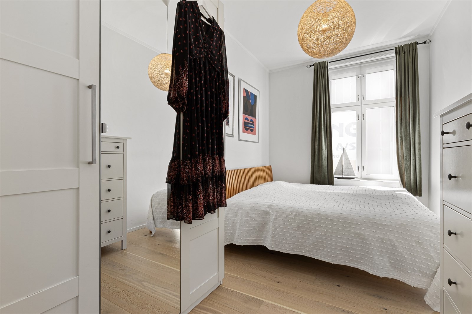 Leiligheten har tre soverom der alle er av god størrelse. På soverom I er det god plass til dobbeltseng, garderobeskap og tilhørende møblement. Galleribilde