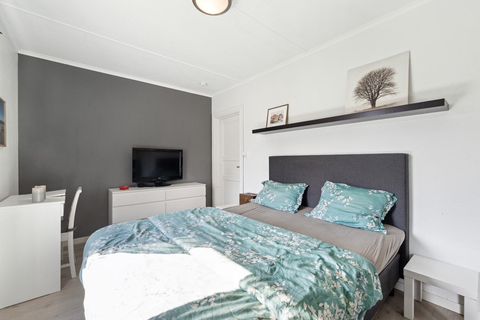 Her er det god plass til dobbelt seng og det er montert skyvedørsgarderobe fra gulv til tak. Galleribilde