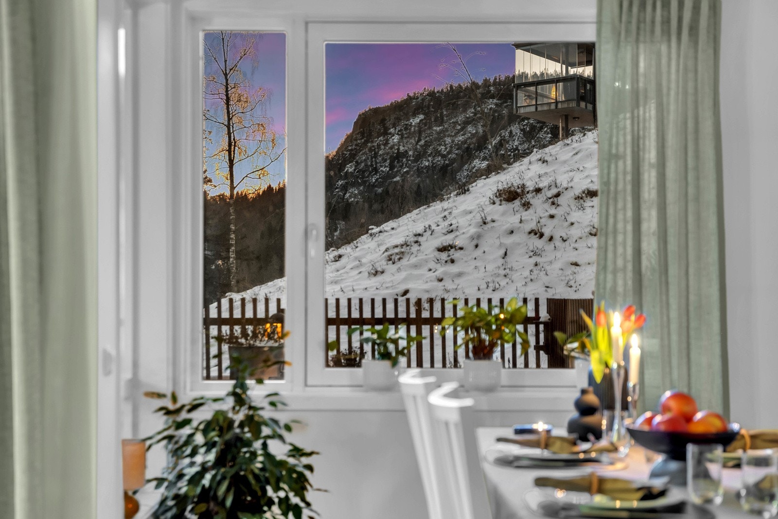 Fra stuen er det utgang til en fantastisk terrasse som blir en forlengelse av stuen på varme sommerdager Galleribilde