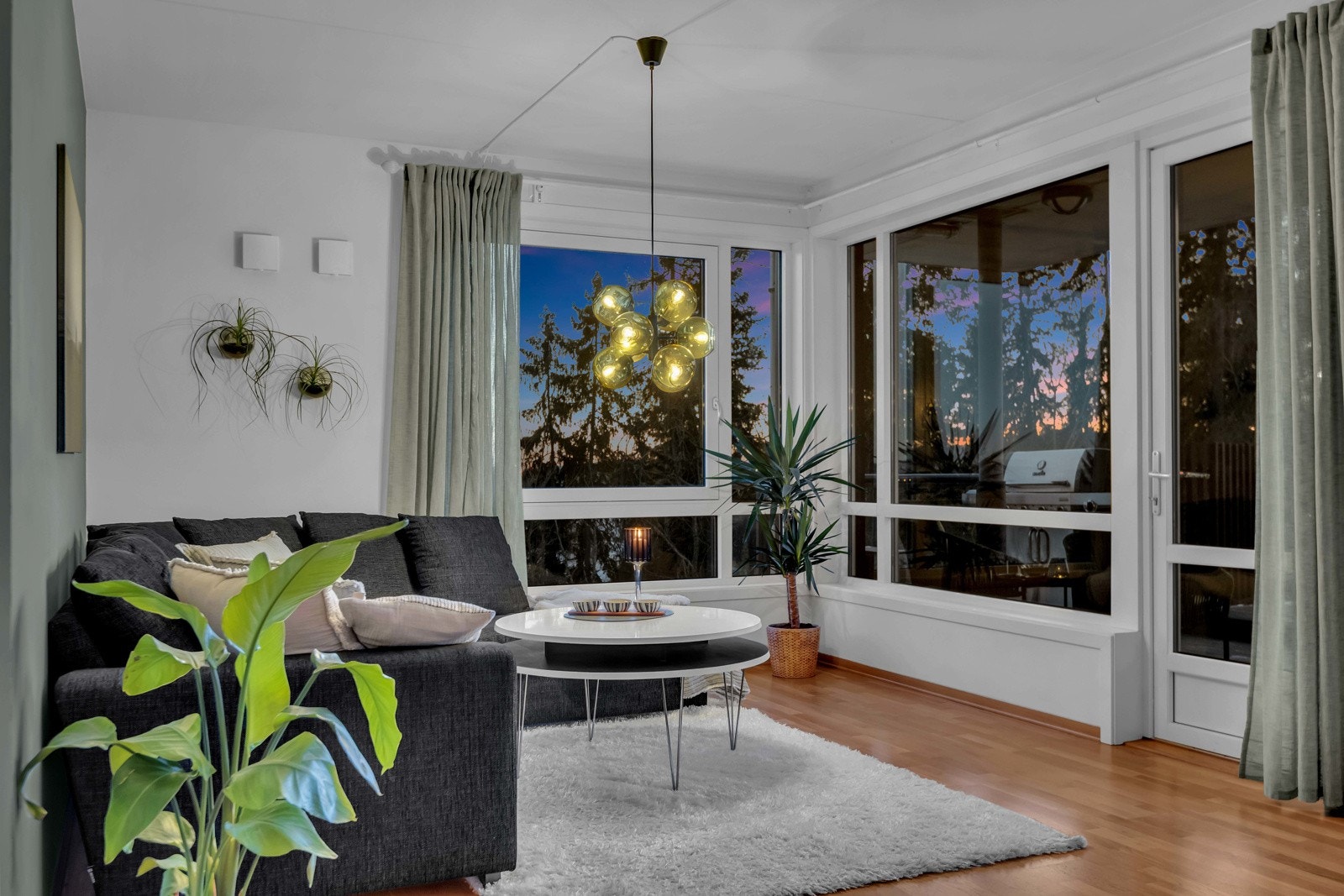 Leiligheten har store vinduer som slipper inn mye naturlig lys Galleribilde