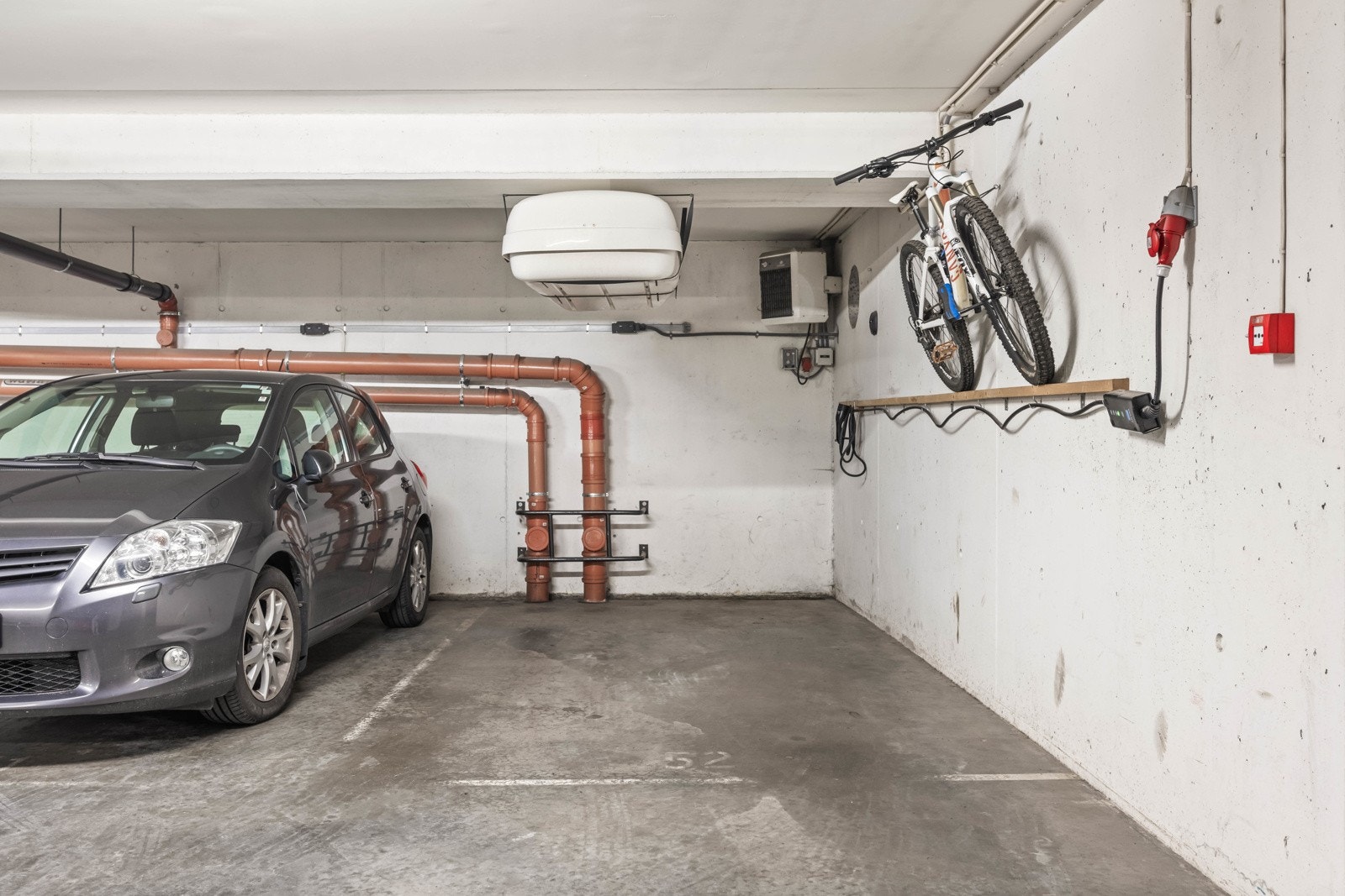 Parkeringsplass i felles garasjeanlegg med ladermulighet medfølger Galleribilde