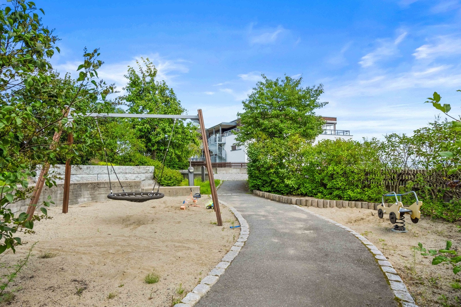 Område er svært rolig og barnevennlig med flere lekeplasser i umiddelbar nærhet. Galleribilde